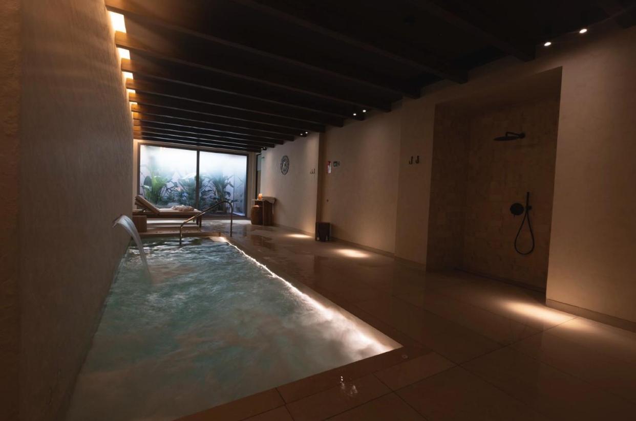 Albades & (adults Only) 4*